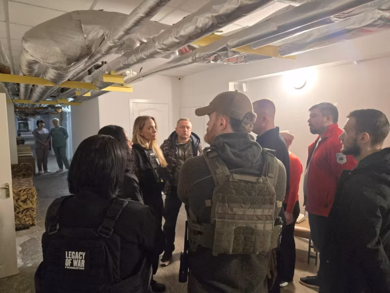 Angelina Jolie en première ligne - son voyage surprise dans une ville ukrainienne sous les bombes (AP)