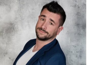 Anthony Joubert agressé sauvagement dans un TER : l'humoriste donne son spectacle avec un œil fermé et la main bandée