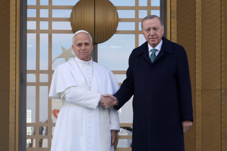 Le pape conclut sa visite en Turquie et se rend au Liban pour porter un message d’espoir