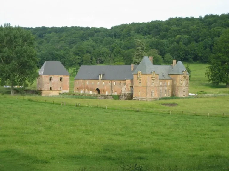 Ardennes : la chartreuse du Mont-Dieu, joyau historique du XIIe siècle, détruite par les flammes