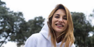 Avec un humour à toute épreuve, Ariane Brodier dévoile son visage après l'opération de son nez cassé