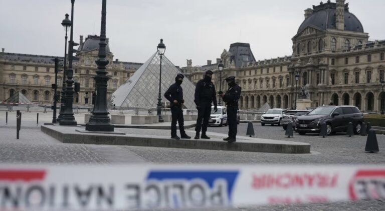 Casse du Louvre : deux nouveaux suspects mis en examen, le mystère des bijoux volés reste entier