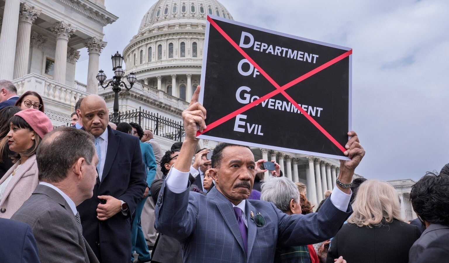 DOGE « n'existe plus » alors qu'il lui reste huit mois de contrat. (AP)