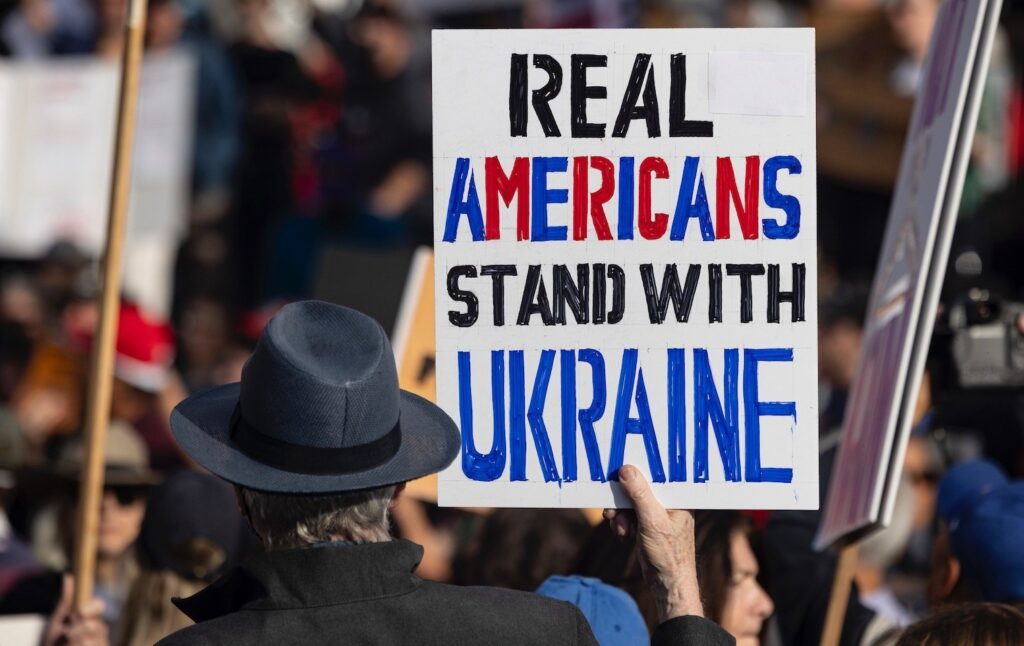 Près de 200 000 Ukrainiens aux États-Unis plongés dans l’incertitude face à la répression migratoire de Trump. (AP)