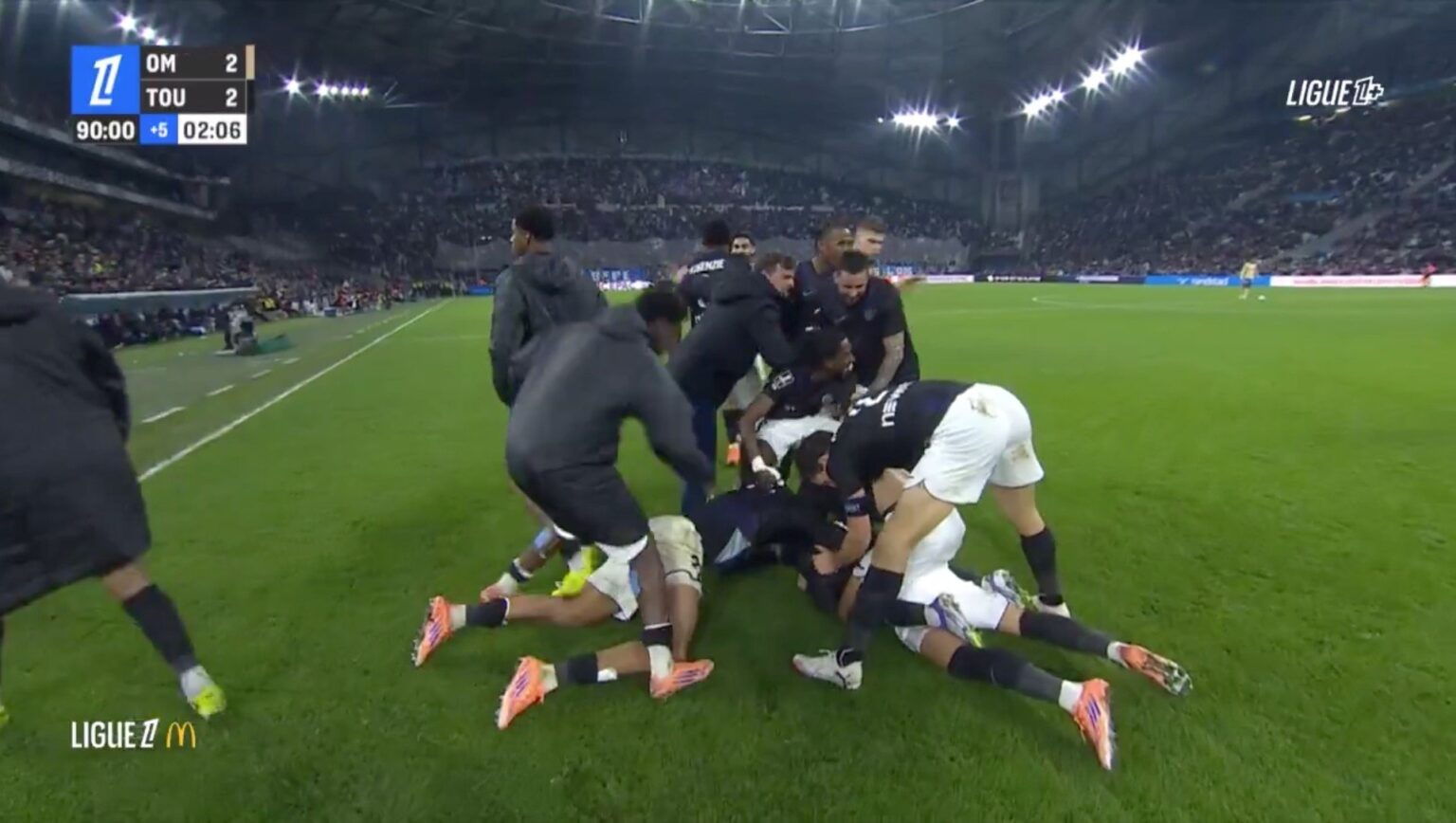 Ligue 1 : Paris perd à Monaco. L’OM, climatisé par Toulouse dans les arrêts de jeu, n’en profite pas. (Ligue1+)