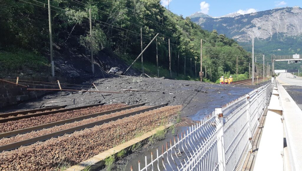 Coulée de boue en Combe de Savoie - rails submergés et route coupée entre Chambéry et Albertville