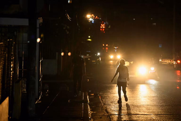 Cuba étranglée par la chute des livraisons de pétrole du Venezuela et du Mexique, aggravant les coupures d’électricité (AP)