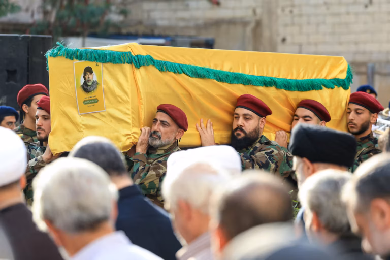 Dans la banlieue de Beyrouth, la foule rend hommage au commandant du Hezbollah tué par Israël (AP)