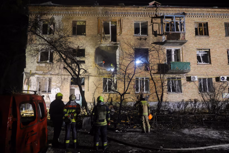 Des drones et des missiles russes frappent Kiev, faisant plusieurs blessés (AP)