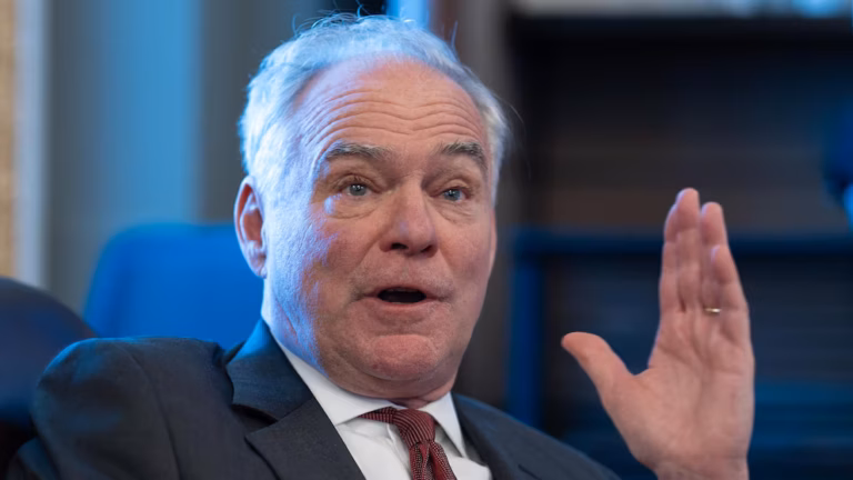 Des élus américains soutiennent des enquêtes du Congrès sur les frappes de l’armée contre des bateaux (AP)