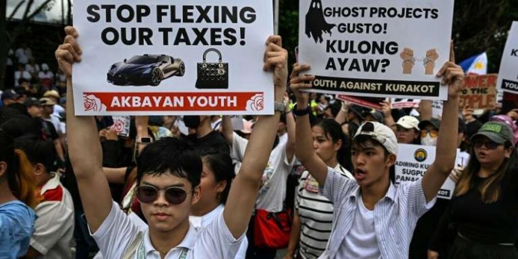 Des milliers de Philippins manifestent contre la corruption et exigent la restitution des fonds détournés pour des projets anti-inondation