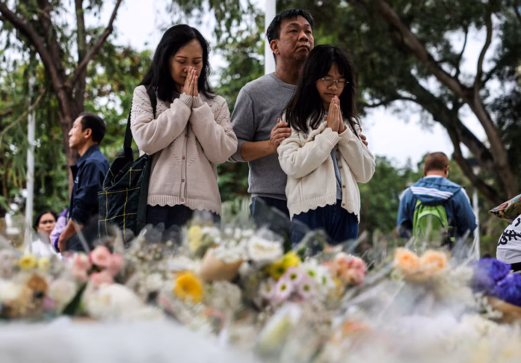 Des personnes en deuil affluent sur le site de l'incendie meurtrier de Hong Kong tandis que Pékin met en garde contre toute manifestation