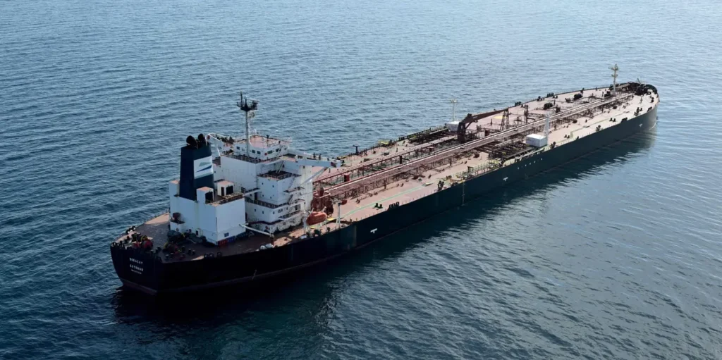 Deux pétroliers de la « flotte fantôme » russe touchés en mer Noire, Ankara évoque mines, missiles ou drones