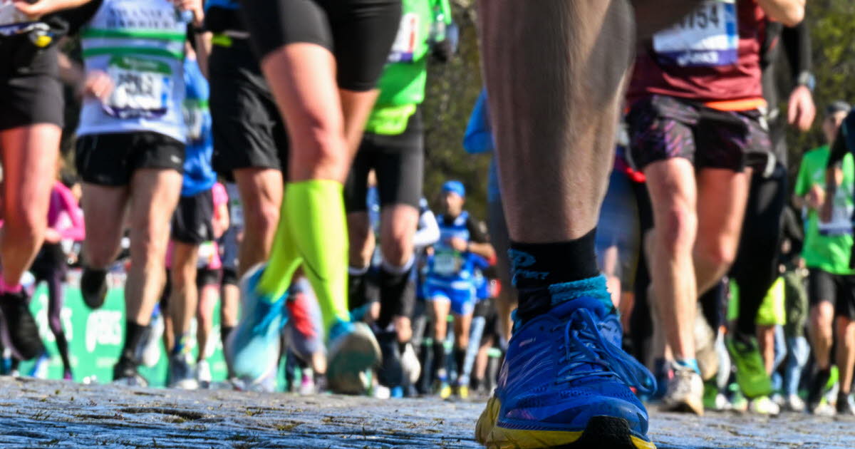 Drame sur le marathon Nice-Cannes - un coureur de 27 ans s’effondre à quelques mètres de l’arrivée