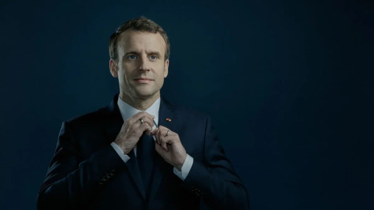 Macron pousse à un label pour les médias et ouvre la porte à un contrôle politique de l’information