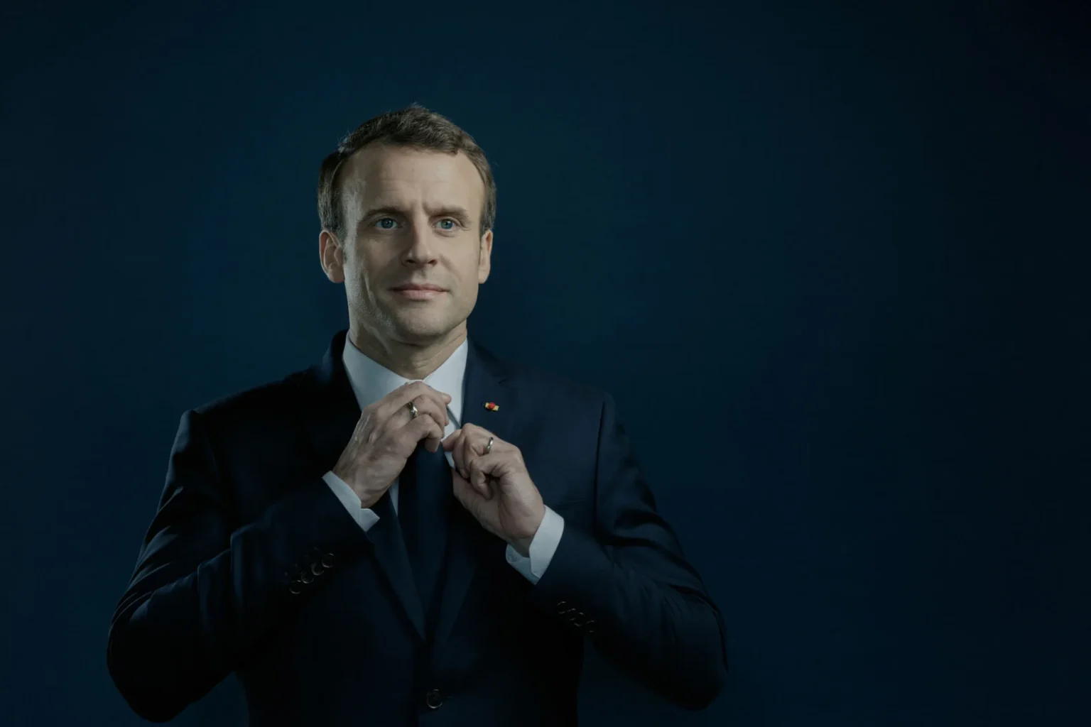 Macron pousse à un label pour les médias et ouvre la porte à un contrôle politique de l’information