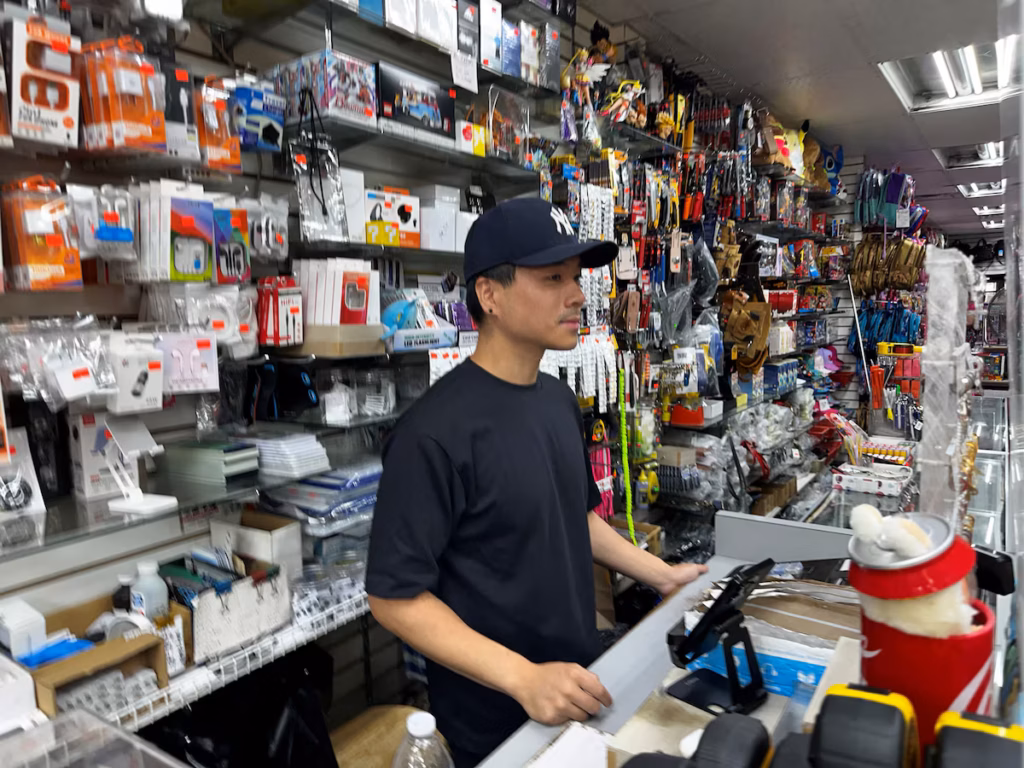 États-Unis - la peur des rafles migratoires pousse de nombreux Hispaniques à se tourner vers les achats en ligne (AP)