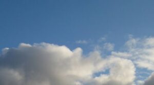 Un dimanche sous la pluie au sud, éclaircies au nord : les contrastes météo se renforcent