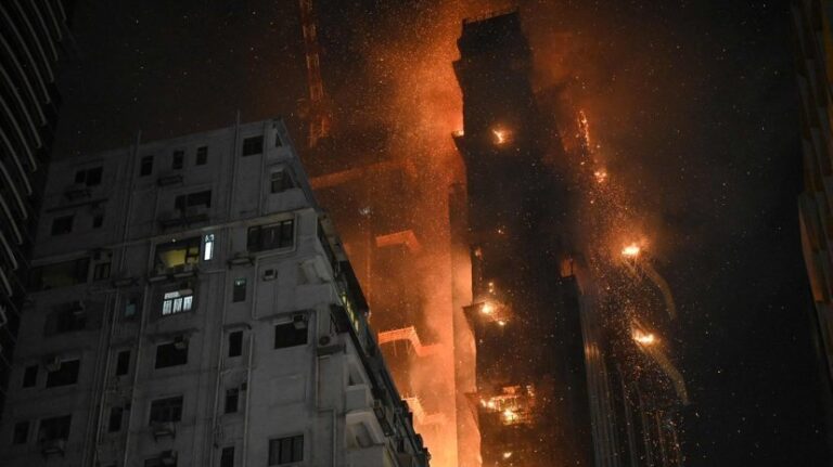 Incendie meurtrier à Hong Kong - au moins quatre morts et des habitants toujours piégés dans des tours de Tai Po