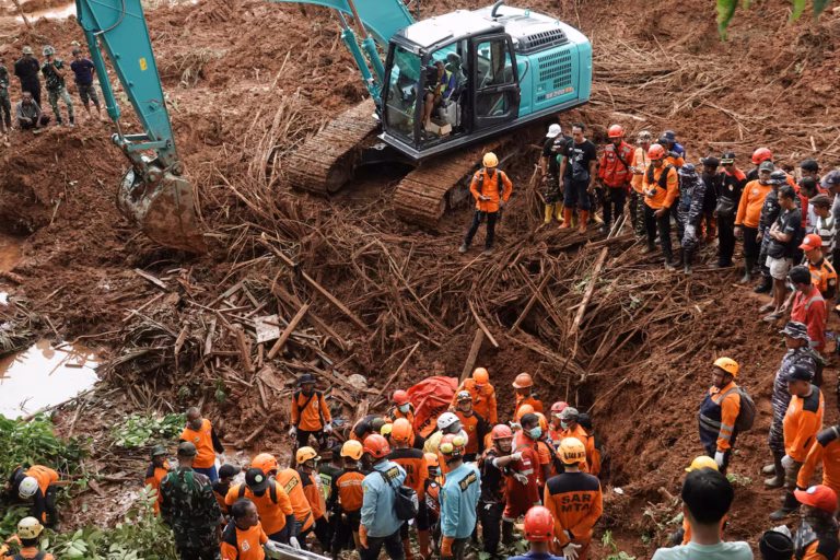 Indonésie - un glissement de terrain à Java central fait 11 morts et 12 disparus après de fortes pluies (AP)