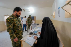 Irak - les forces de sécurité et les Yazidis déplacés votent par anticipation avant les législatives (AP)