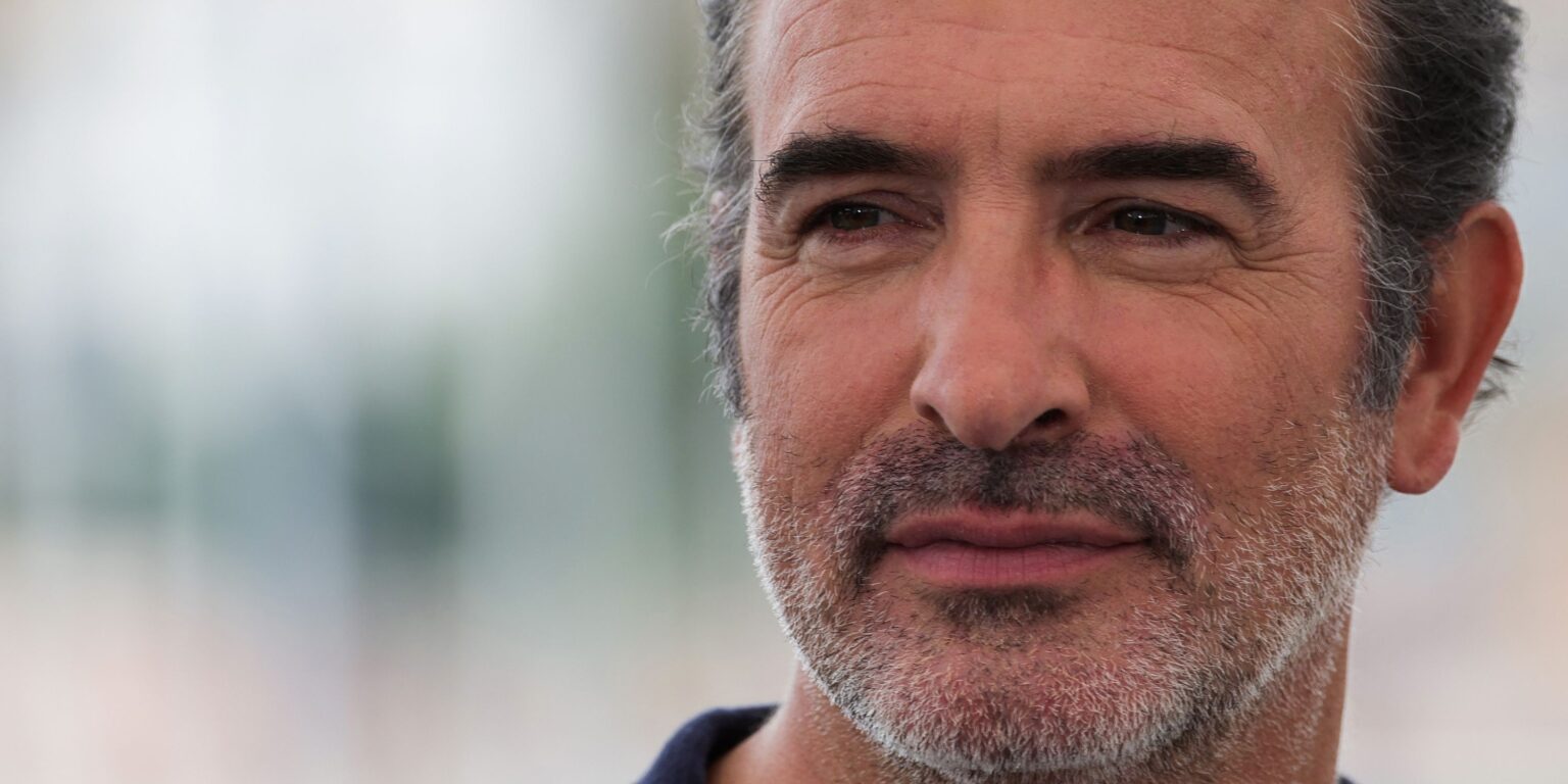 Jean Dujardin ému aux larmes : sa présence discrète et bouleversante parmi la foule pour les 10 ans du 13-Novembre