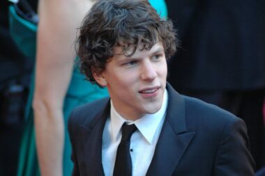 Jesse Eisenberg va donner un rein à un inconnu - le geste héroïque qui bouleverse Hollywood
