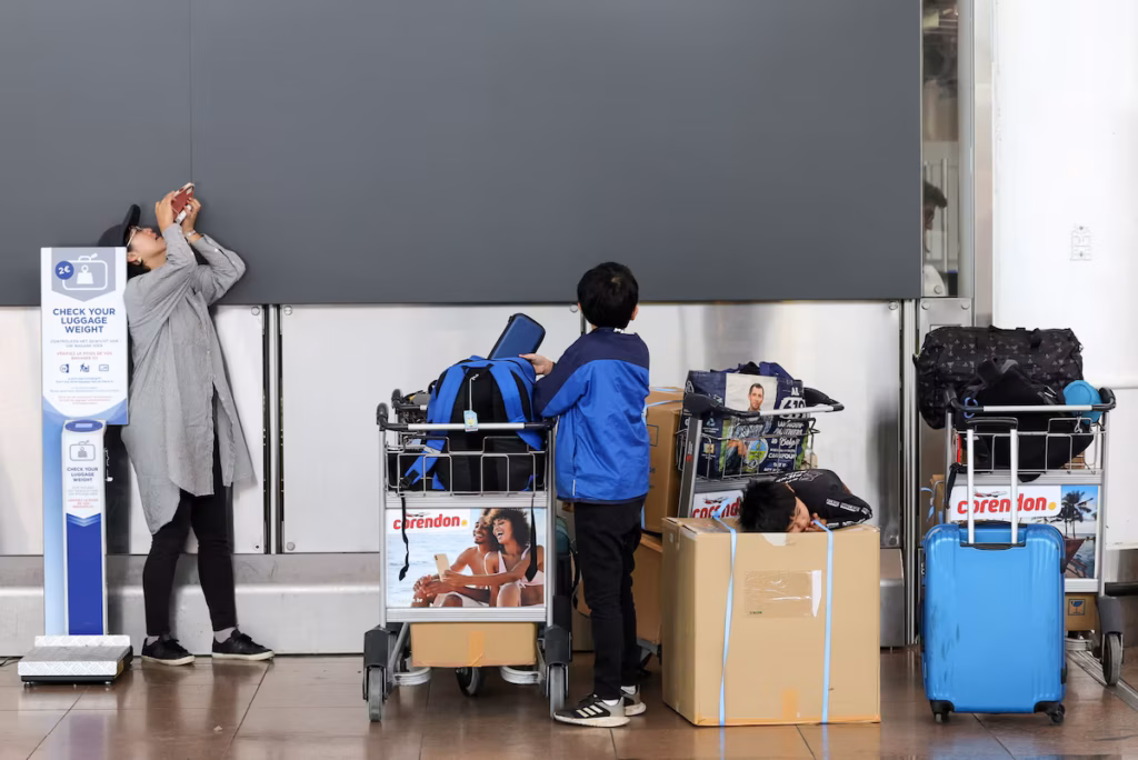 La Belgique ouvre une enquête après une série d’attaques coordonnées de drones ayant paralysé plusieurs aéroports (AP)