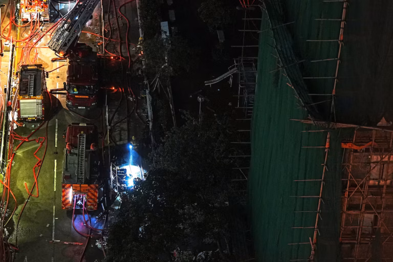 La colère monte après l’incendie meurtrier de Hong Kong, Pékin met en garde contre toute exploitation politique