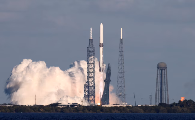 La fusée New Glenn de Blue Origin envoie deux satellites de la NASA vers Mars, un succès historique pour Jeff Bezos (AP)