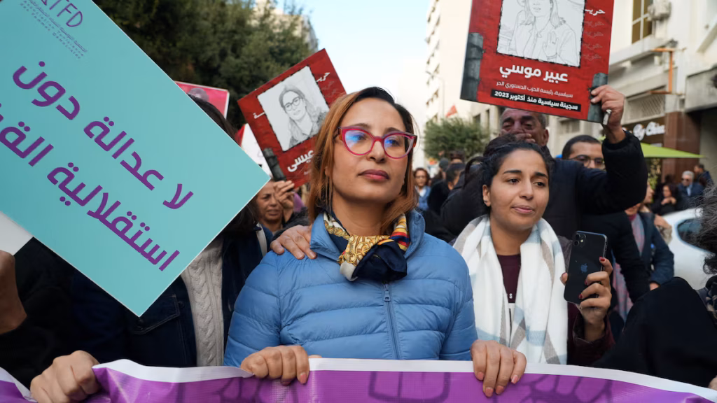 La police tunisienne arrête l’opposante Chaima Issa pour faire exécuter sa peine de 20 ans de prison (AP)