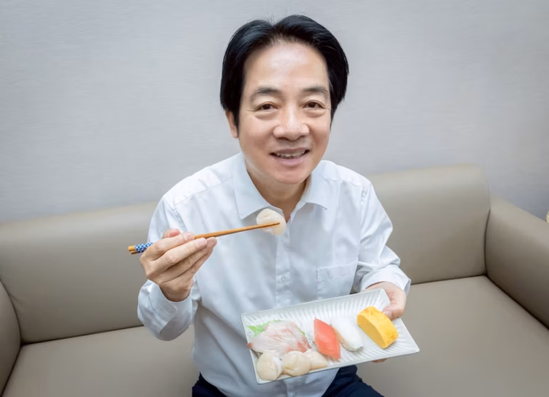 La présidente taïwanaise affiche son soutien au Japon dans le différend sino-japonais en posant avec des sushis (AP)