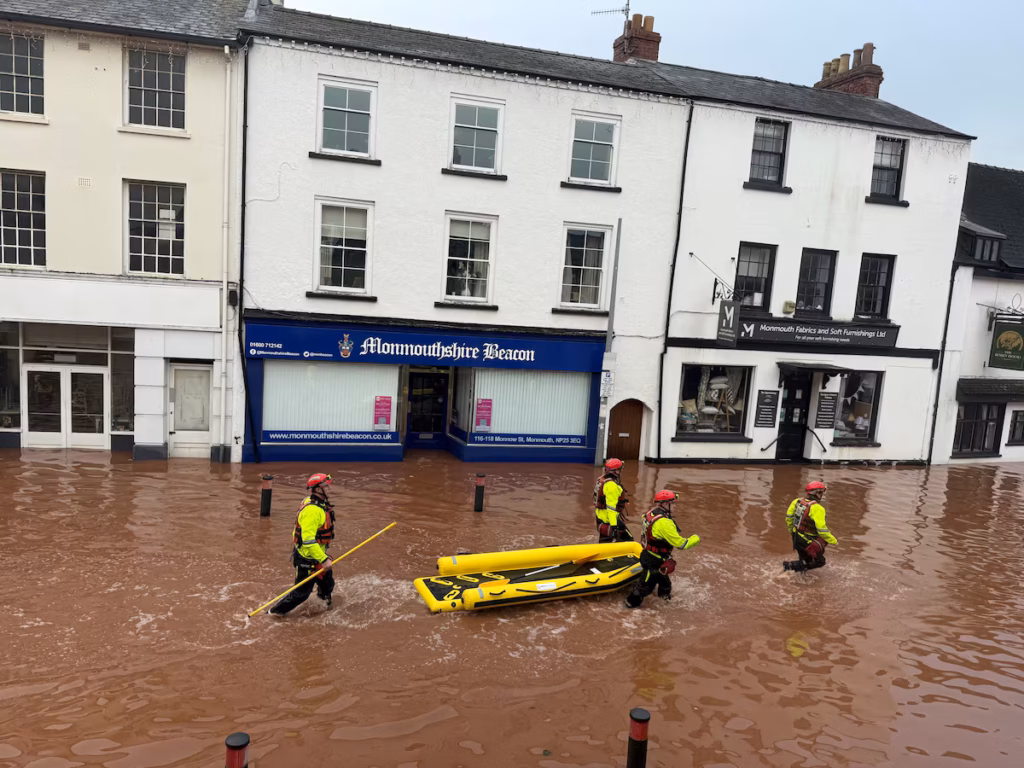 La tempête Claudia fait trois morts au Portugal et provoque de graves inondations au Royaume-Uni (AP)