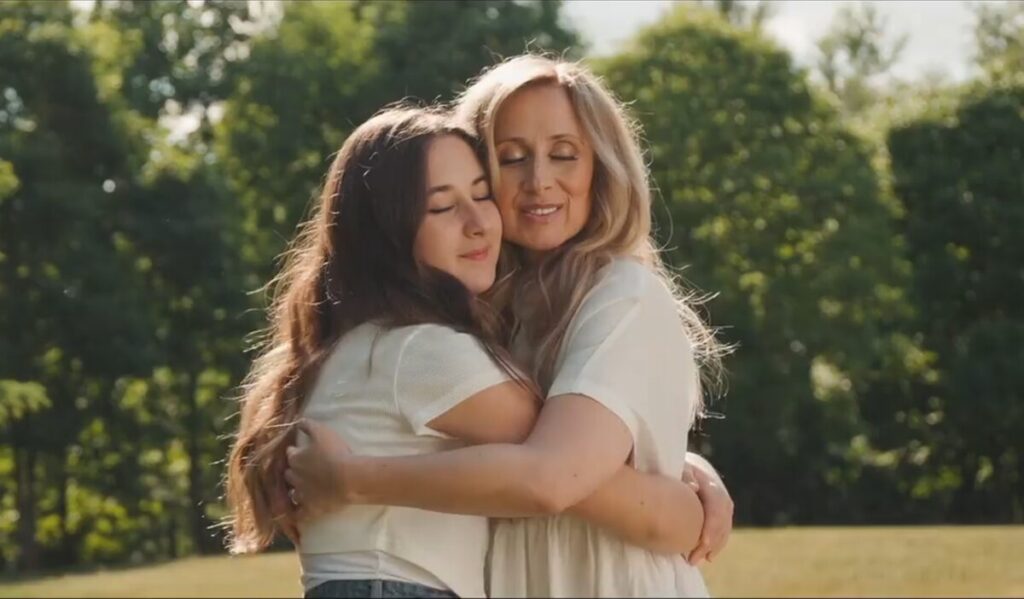 Lara Fabian craque pour sa fille Lou : « Elle n'en peut plus de m'entendre dire qu'elle est belle »