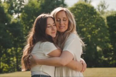 Lara Fabian craque pour sa fille Lou : « Elle n'en peut plus de m'entendre dire qu'elle est belle »