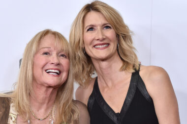 Laura Dern en deuil : l'hommage déchirant à sa mère, la légende du cinéma Diane Ladd