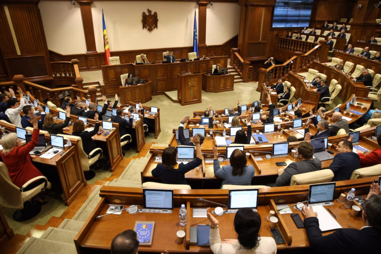 Le Parlement moldave vote la fermeture du centre culturel russe (AP)