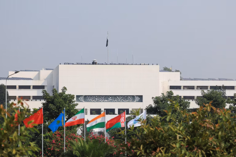 Le Parlement pakistanais renforce les pouvoirs du chef de l’armée et affaiblit la Cour suprême (AP)