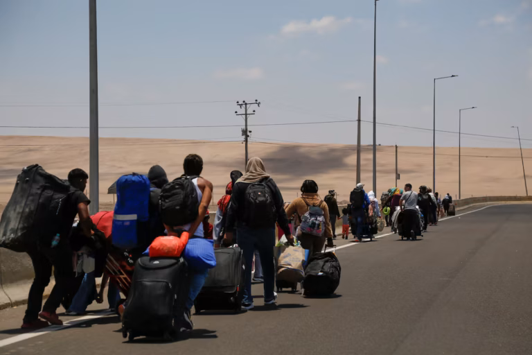 Le Pérou va instaurer l’état d’urgence à la frontière pour bloquer l’entrée de migrants sans papiers (AP)