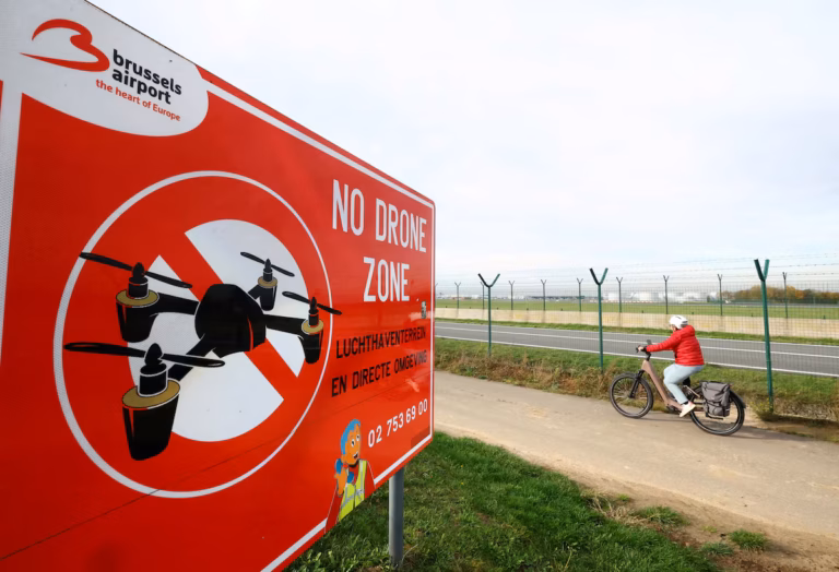 Le Royaume-Uni envoie du matériel militaire en Belgique pour contrer les survols de drones (AP)