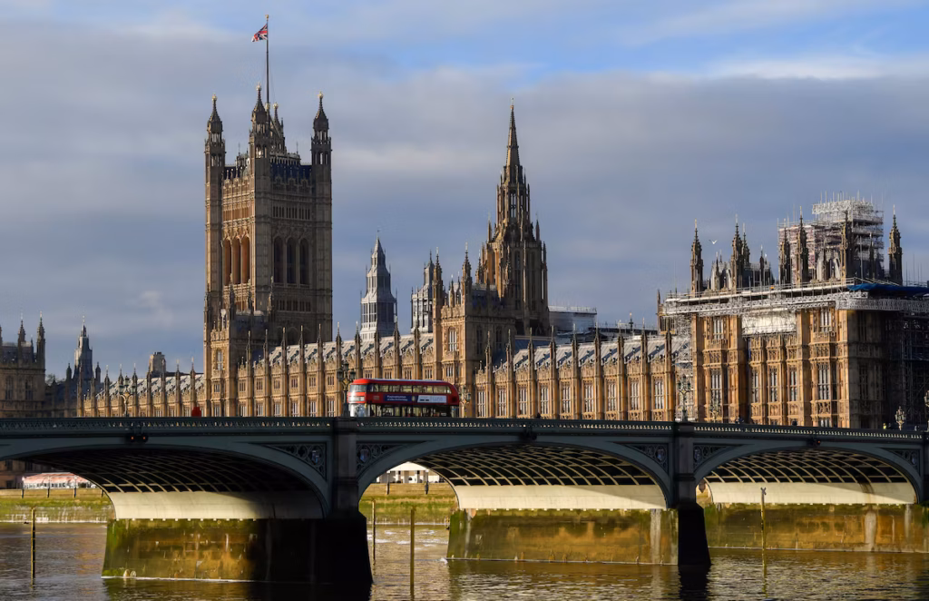 Le Royaume-Uni réduit de 15 % son aide au Fonds mondial contre le sida, la tuberculose et le paludisme (AP)