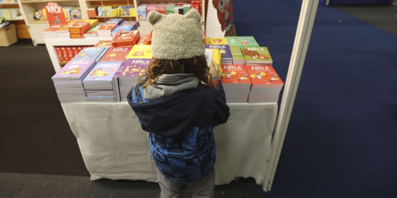 Le Salon du livre jeunesse ouvre à Montreuil alors que la lecture recule chez les jeunes
