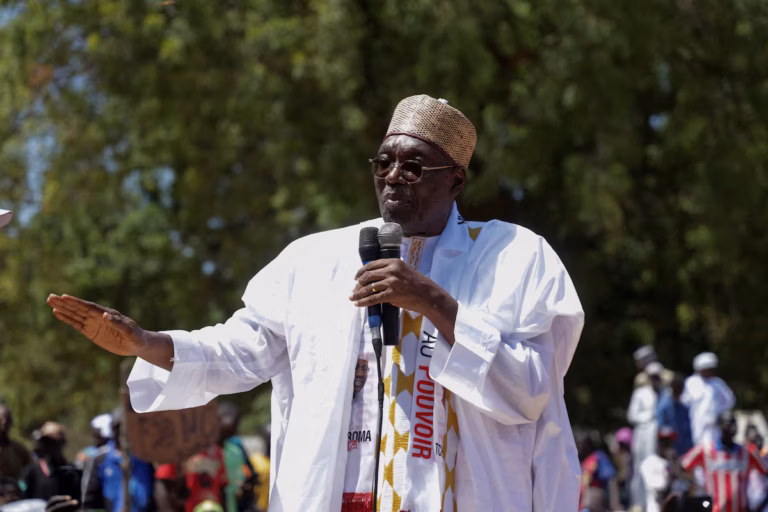 Le chef de l’opposition camerounaise, Issa Tchiroma Bakary, affirme avoir été escorté vers un lieu sûr par des soldats loyaux