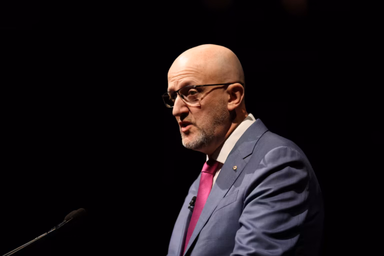 Le chef des services de renseignement australiens dénonce l’ingérence de “trolls mandatés par l’État” dans les débats publics (AP)