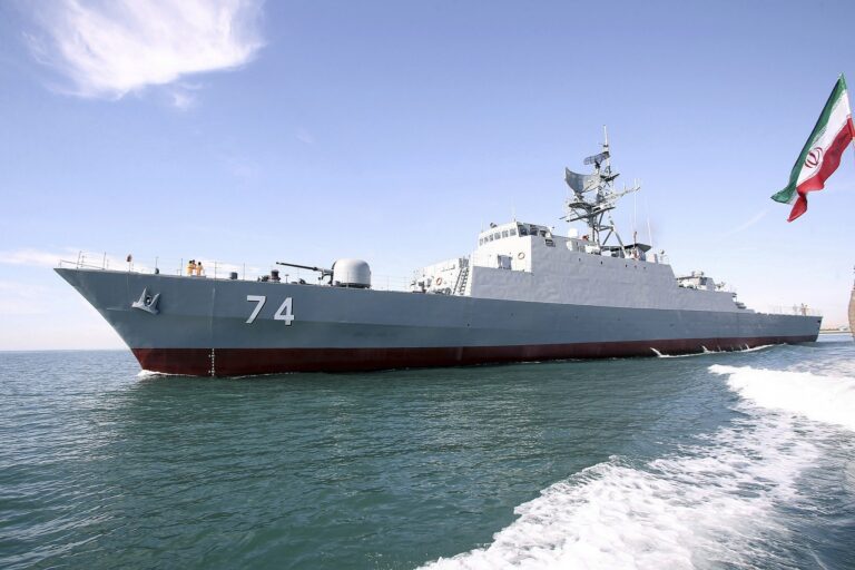 Le destroyer Sahand réparé et une base flottante rejoignent la marine iranienne