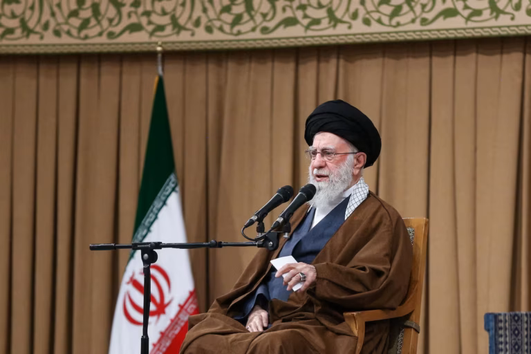 Le guide suprême iranien affirme qu’une coopération avec les États-Unis est impossible tant que Washington soutient Israël (AP)