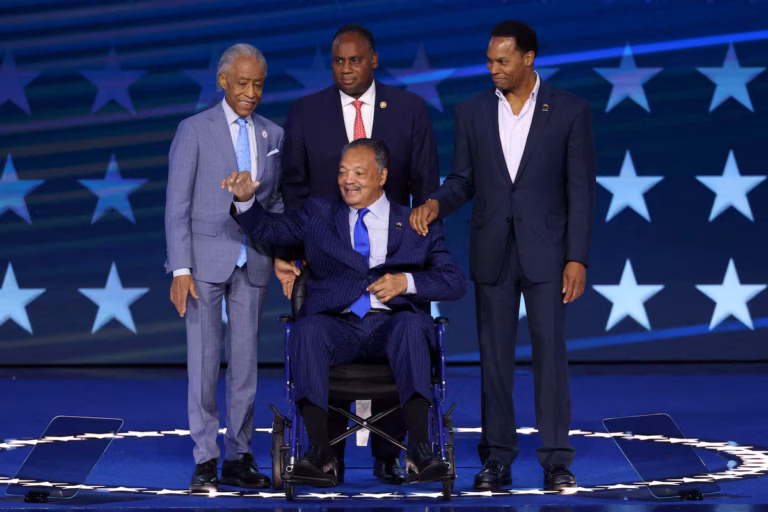 Le militant des droits civiques Jesse Jackson quitte l’hôpital de Chicago (AP)