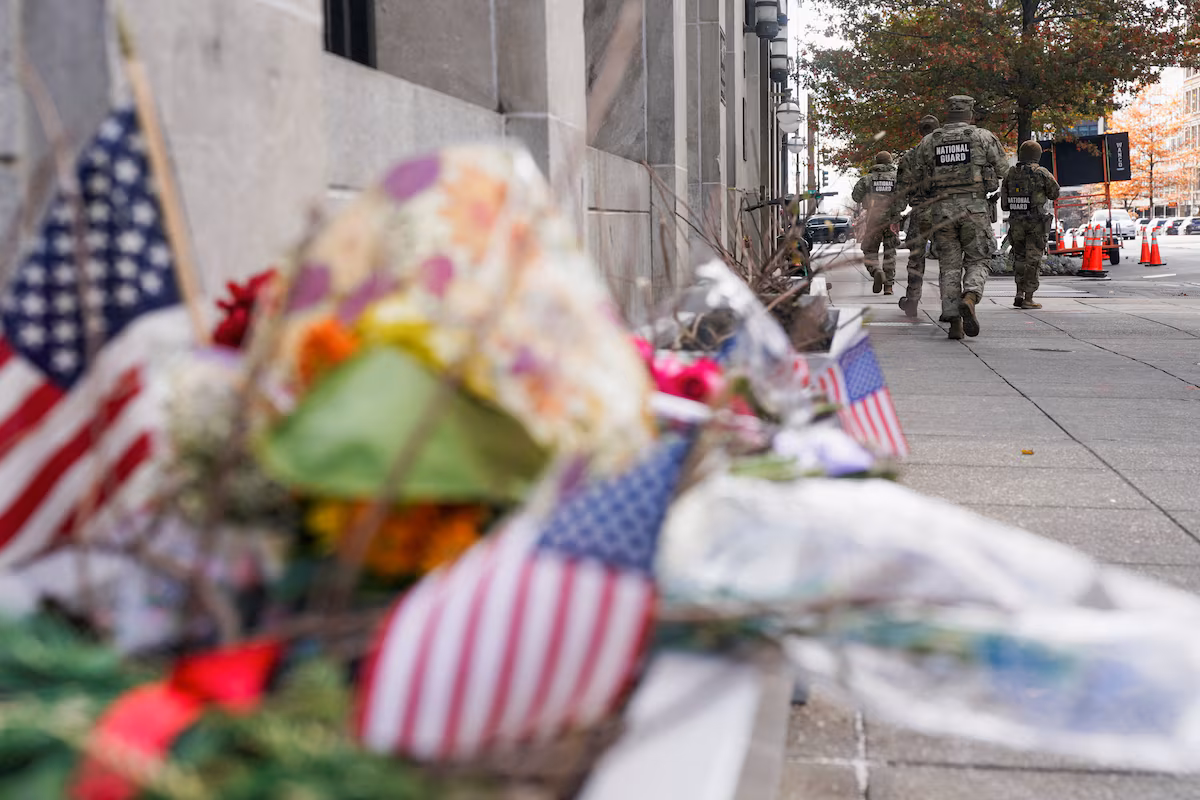 Le suspect de la fusillade inculpé de meurtre tandis que Trump veut geler l’immigration en provenance du « tiers monde » (AP)