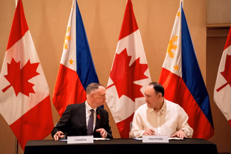 Les Philippines et le Canada concluent un accord militaire pour renforcer leur coopération dans l’Indo-Pacifique (AP)