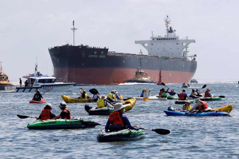 Les opérations reprendront lundi au port charbonnier de Newcastle après les perturbations liées aux manifestations climatiques (AP)